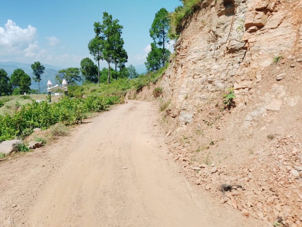 चंपावत: लुवाकोट-एड़ीधूरा सड़क मार्ग पर शेष 3 किमी डामरीकरण कार्य की मांग तेज